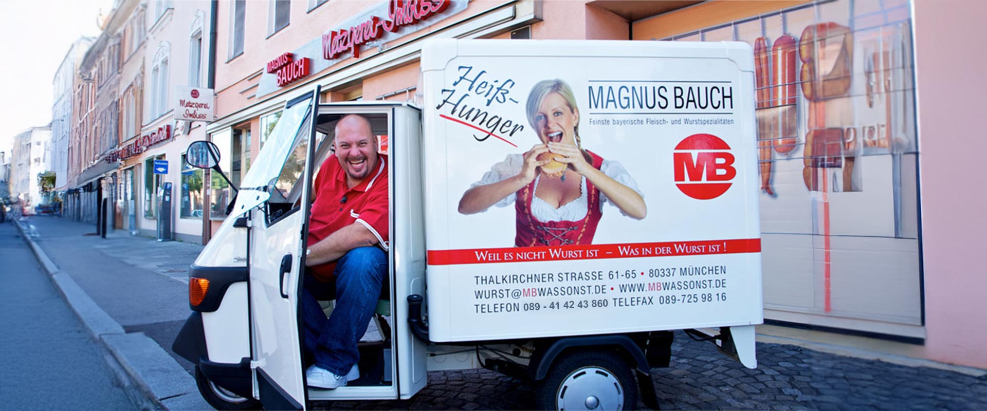 TV-Moderator Jumbo Schreiner sitzt in einem roten Piaggio Ape Lieferwagen der Metzgerei Magnus Bauch in München